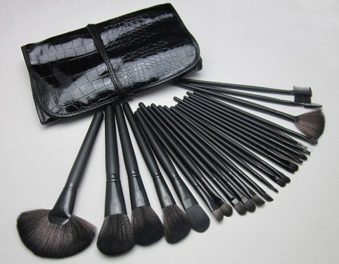 Hitam Kayu Kosmetik Brush Set 24PCS Kambing sintetis untuk wanita